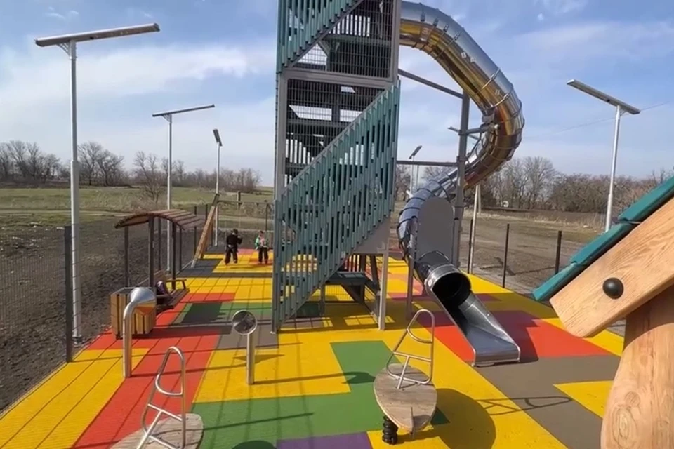 В селе Зерновое в ДНР появилась современная многофункциональная площадка. Фото: ТГ/Солнцев