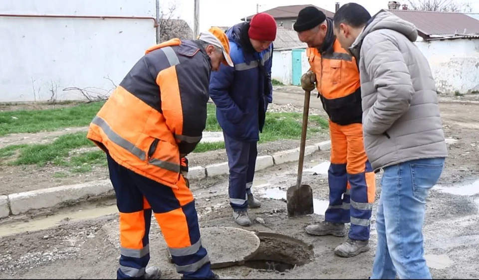 В микрорайоне Старый город прошел рейд по пресечению слива отходов на зеленые зоны и улицы города. Фото: кадр из видео администрации Симферополя/Tg