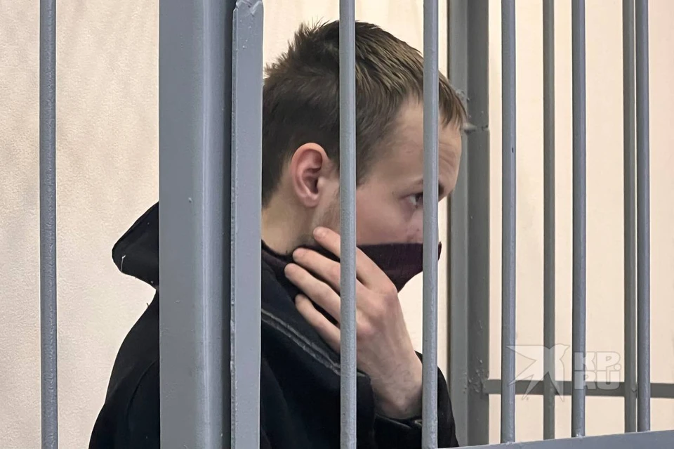 22-летний Владимир Петров на суде прятал лицо.