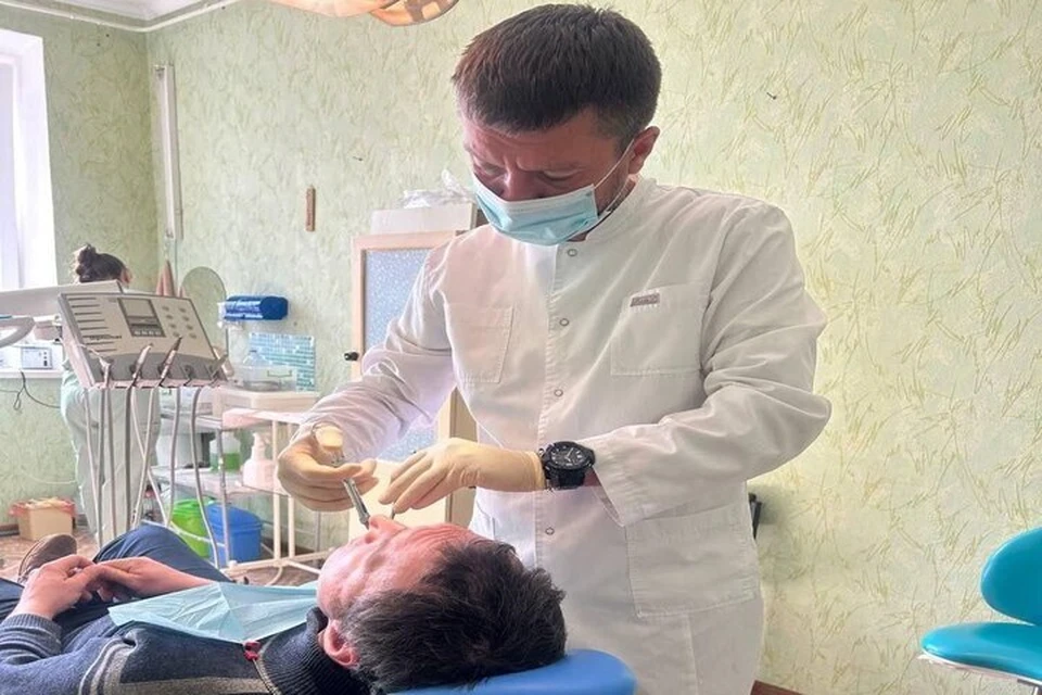 Стоматолог Руслан Адамчик помог уже трем сотням херсонцев. Фото: администрация Херсонской области
