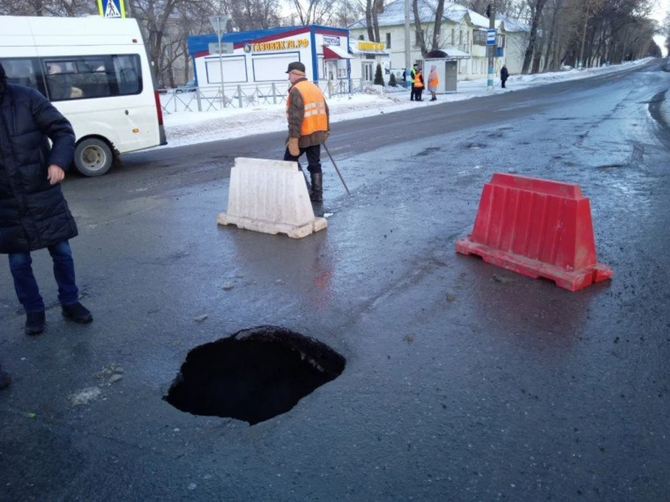 В Ульяновске на Нижней террасе устраняют провал грунта на проезжей части | ФОТО: администрация Ульяновска