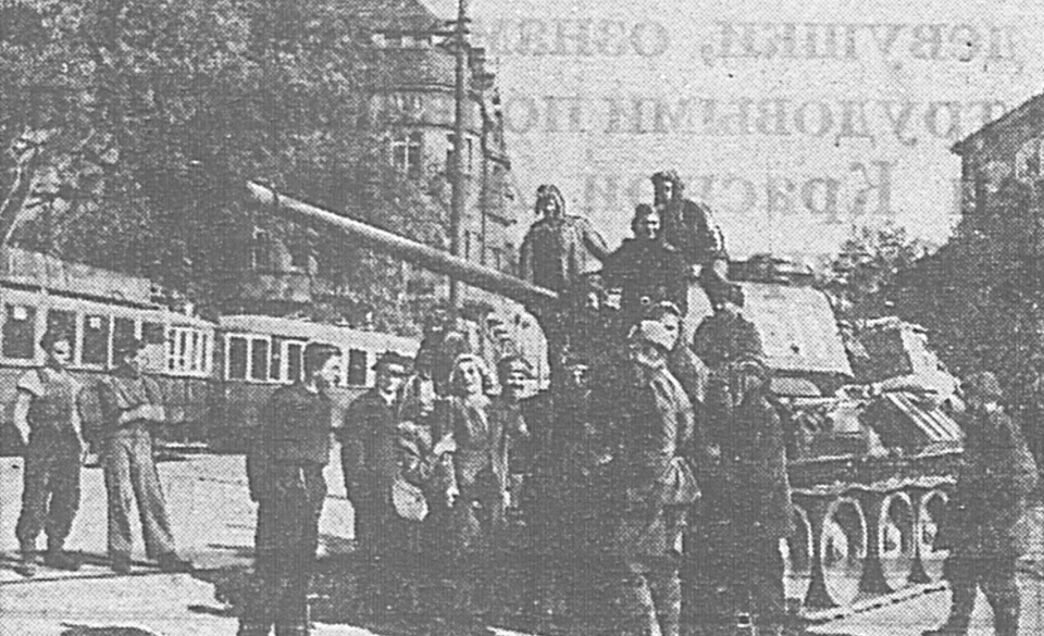 Советские танкисты на горящей машине разгромили превосходящие силы гитлеровцев