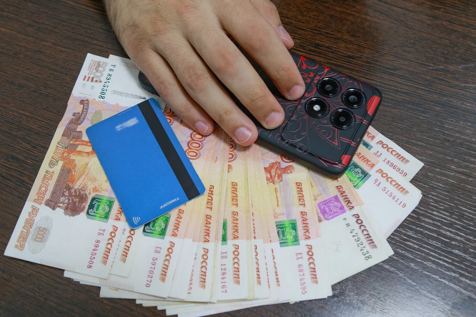 Школьник хотел получить бонусы в игре, но лишил семью денег