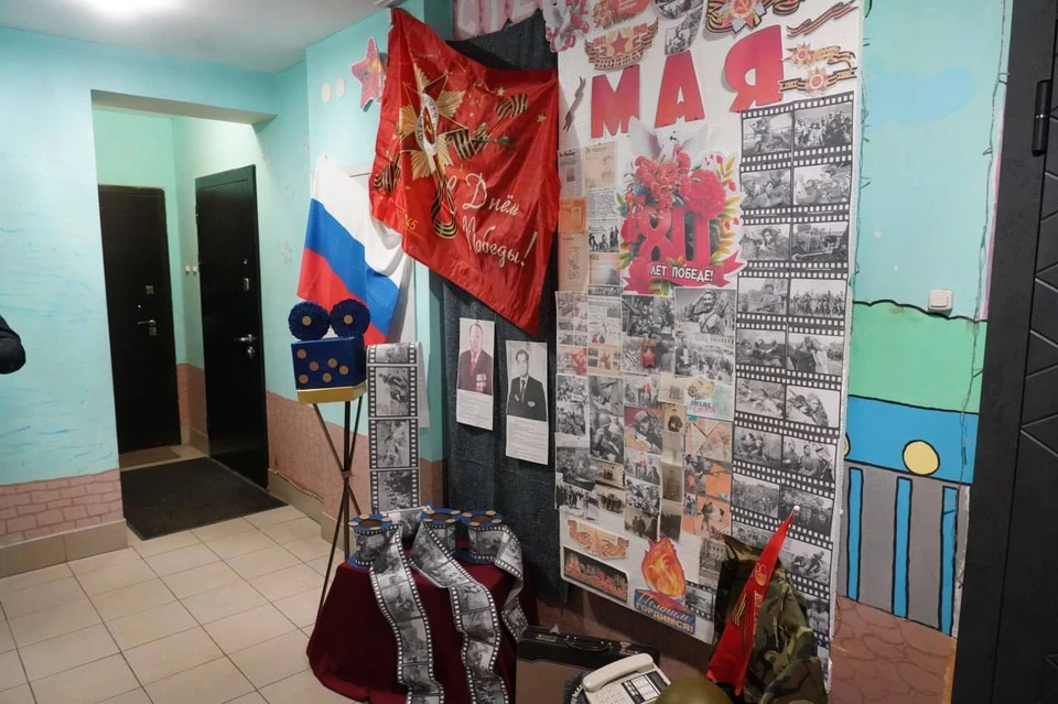Композицию ко Дню Победы создала в своем подъезде жительница Кедровки. Фото: администрация Кемерова.