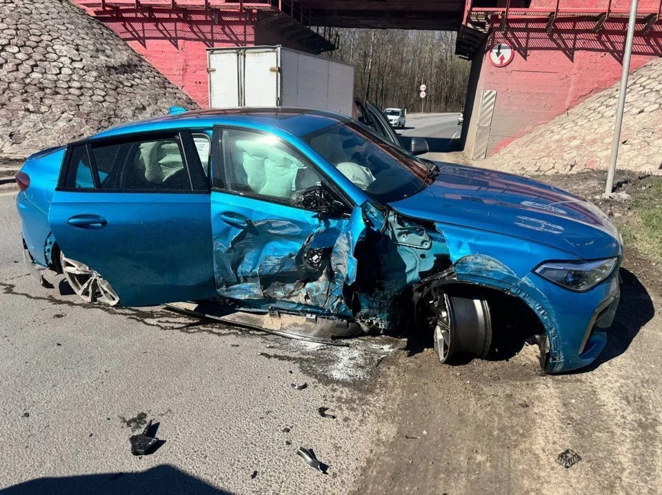 В Туле у Красных ворот автоледи на машине BMW врезалась в опору путепровода. Фото: телеграм-канал "Тула Жесть".
