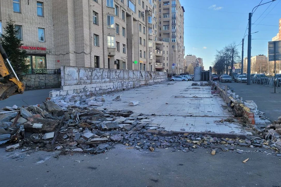 400 квадратных метров нелегального торгового павильона демонтировали в Петербурге.