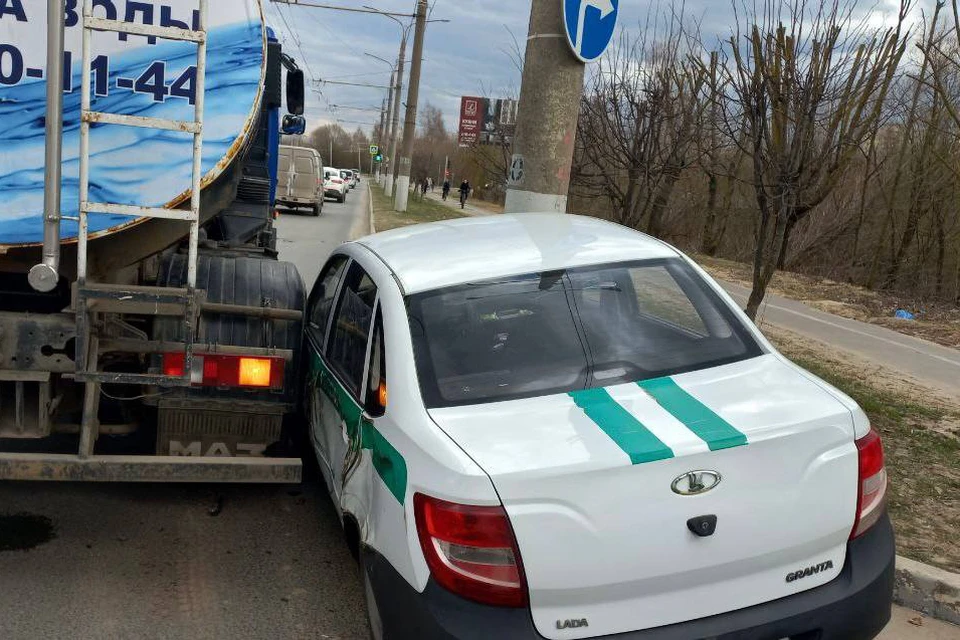 Грузовик-водовоз впечатал машину ФСИН в столб во Владимире. Фото: Госавтоиспекция по городу Владимиру