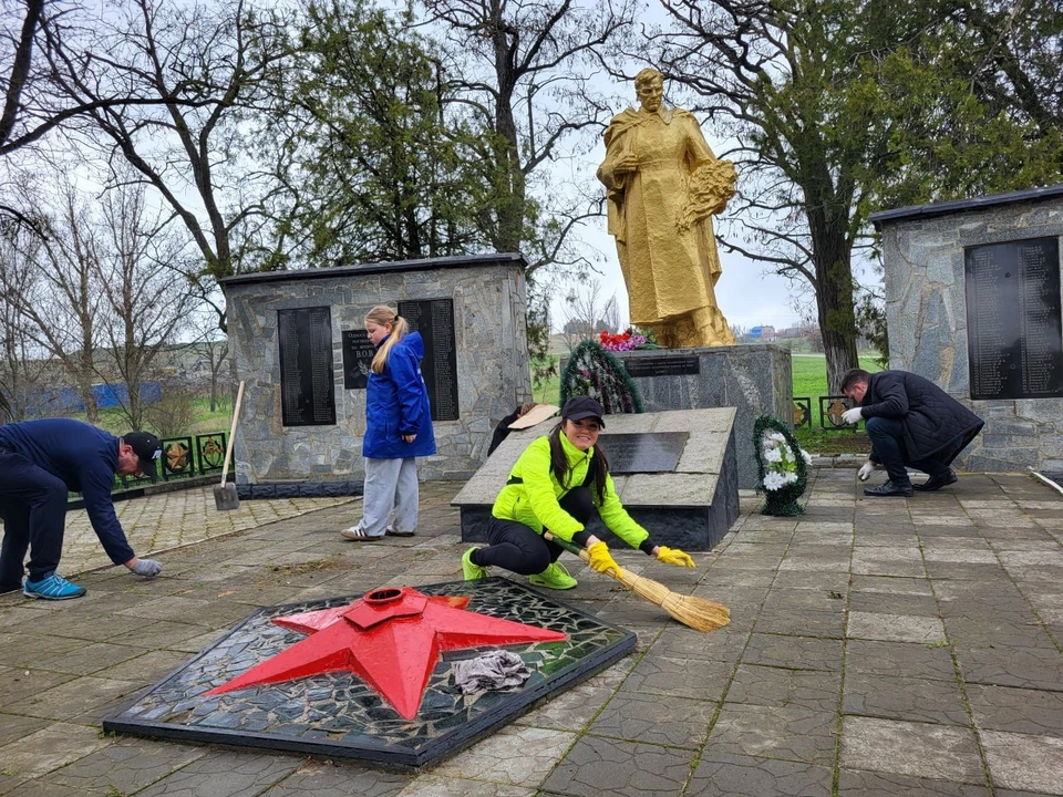 Территорию у монумента привели в порядок. Фото - тг-канал запорожского областного суда