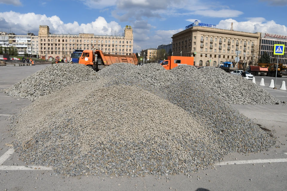 На площади высыпали несколько самосвалов щебня.