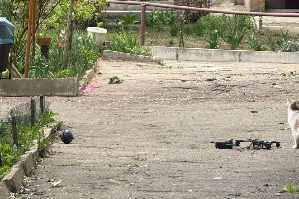 Во второй половине дня во дворе здания администрации Каховки был найден беспилотник боевиков киевского режима. ФОТО: тг-канал Павла Филипчука
