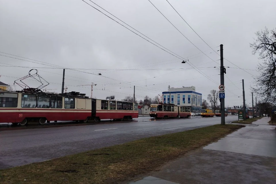 Две машины не поделили дорогу.