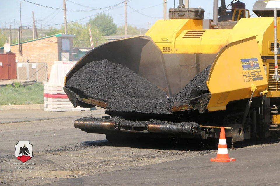 В первую очередь в план работы включили маршруты движения автобусов, подъезды к социальным учреждениям, участки с оживленным потоком машин. Фото: администрация Орска