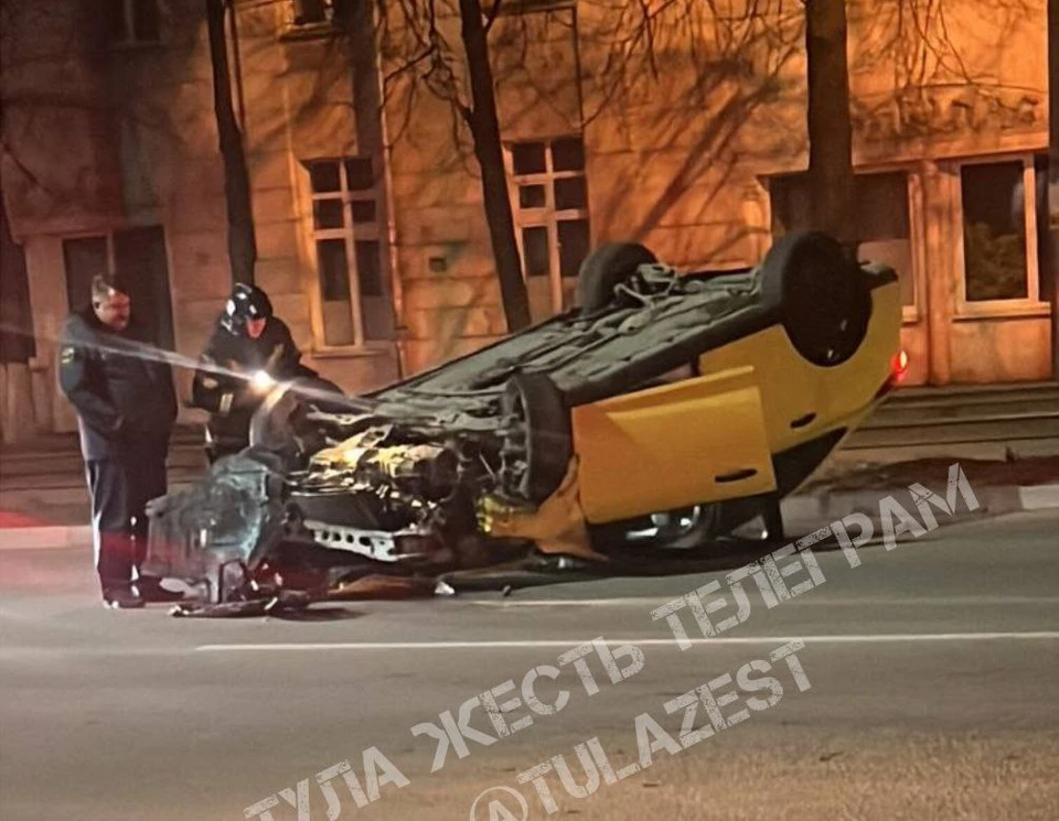 На улице Волкова в Туле перевернулось такси. Фото: "Тула Жесть".