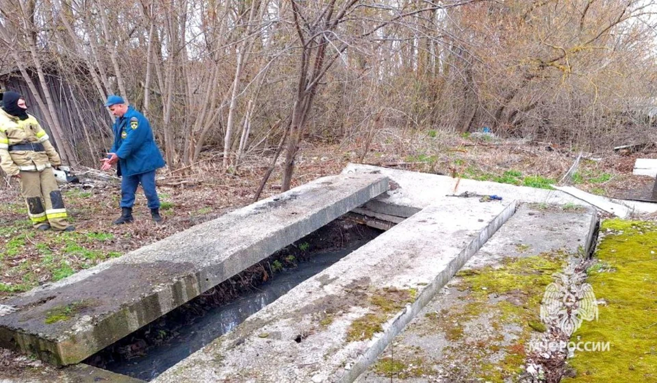 В МЧС просят жителей не оставлять детей без присмотра, оградить опасные ямы и углубления возле дома.