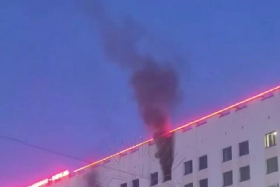 Горят верхние этажи "Меридиана". Фото: скриншот видео / t.me/murmansk_chp