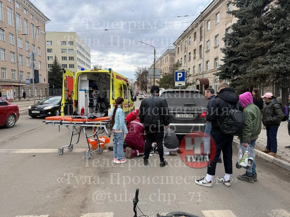 В Туле на улице Болдина автомобиль Mersedes сбил несовершеннолетнего велосипедиста. Фото: телеграм-канал "Тула. Происшествия".