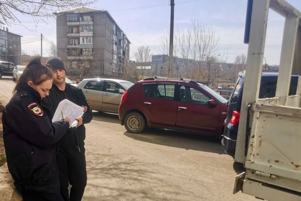 В Красноярске эвакуатор повредил пять автомобилей. Фото: МВД