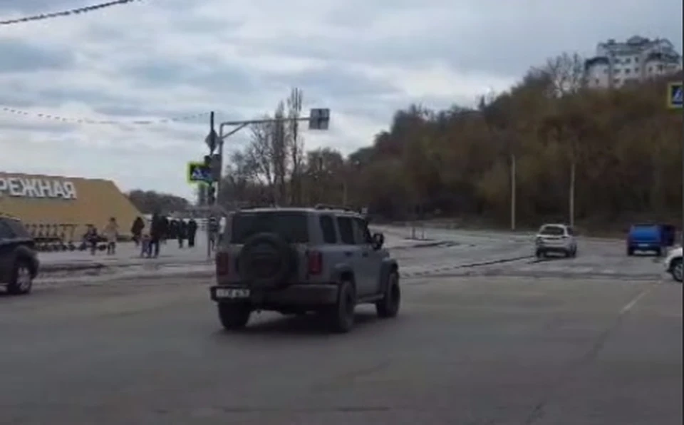 Одно перекрытие дороги на Петровской набережной закончилось, впереди другое.