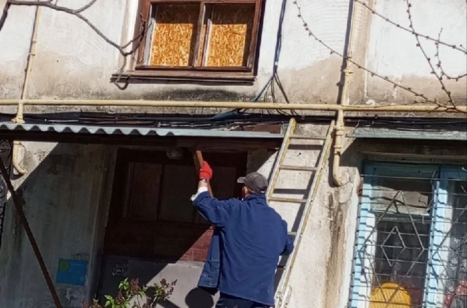 В Новой Каховке отремонтировали навес над подъездом многоквартирного дома. ФОТО: тг-канал Виталия Гуры