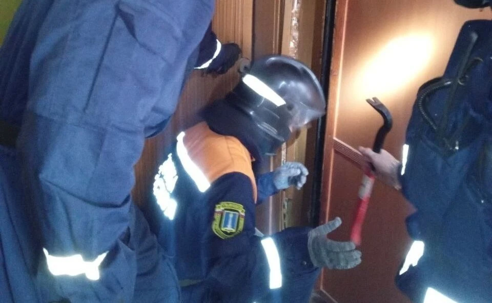 В Ульяновске пожилая женщина в запертой квартире вызвала спасастелей. ФОТО: Управление гражданской защиты Ульяновска