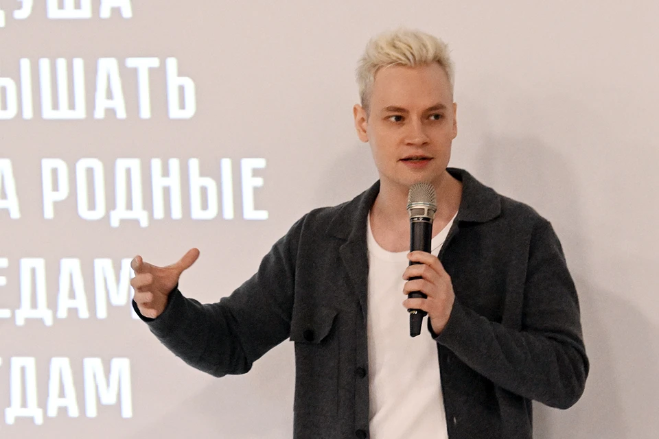 SHAMAN нагрянул в школу, как говорится, без галстука - простые джинсы, белая футболка и уютный серый кардиган