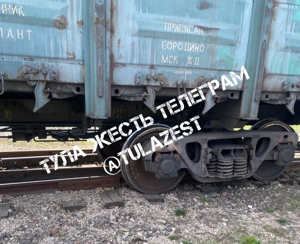 На переезде в тульском Плеханово поезд сошел с рельсов. Фото: "Тула Жесть".