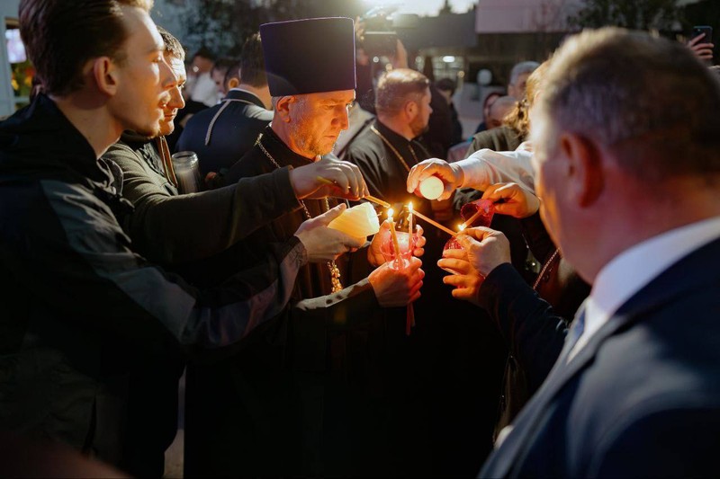 Благодатный огонь раздали верующим. Фото: соцсети