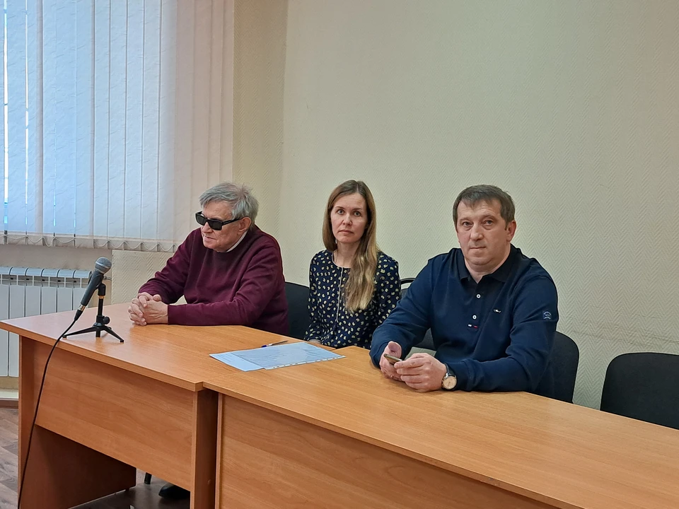 Роман Жогов (справа) в суде с адвокатами