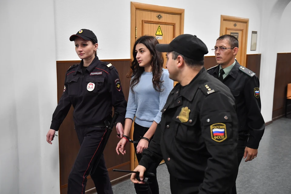 Сестер арестовали по обвинению в убийстве отца по предварительному сговору