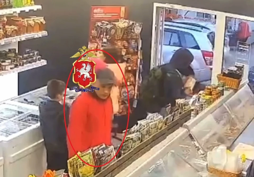 Действия злоумышленника зафиксировала камера видеонаблюдения. Фото: УМВД Севастополя