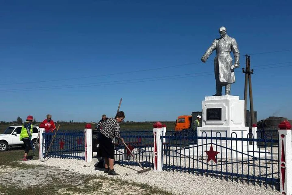 В селе Чонгар завершилась реставрация памятника героям войны. Фото: региональное отделение партии «Единая Россия»