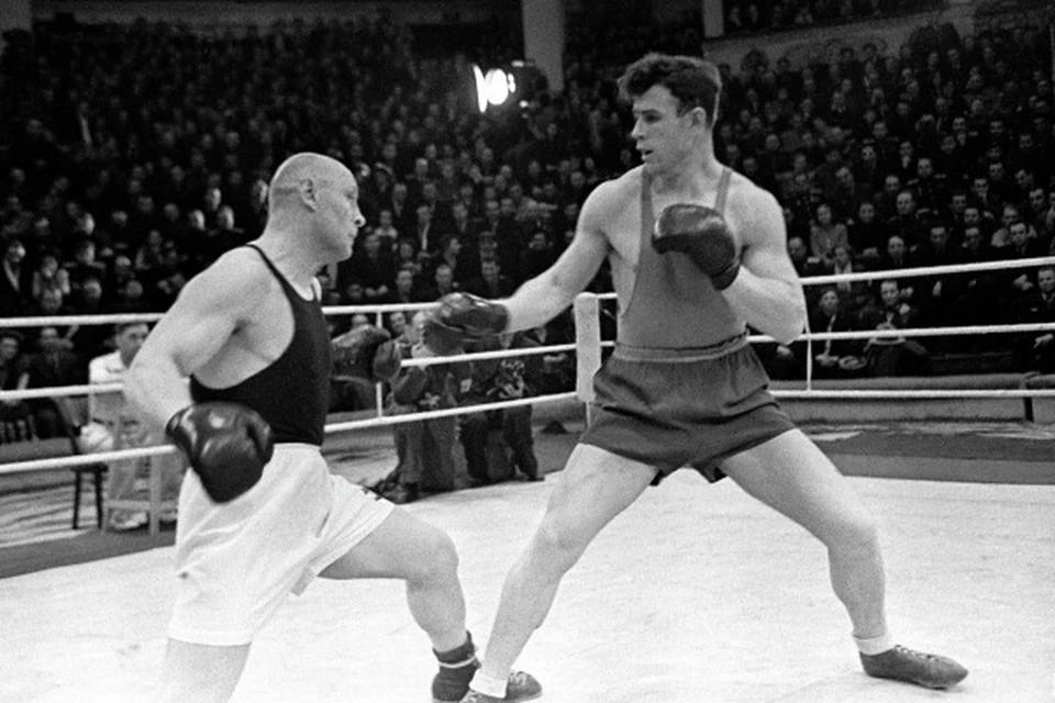 Чемпионат СССР по боксу в Москве. На ринге боксеры тяжелого веса, заслуженные мастера спорта СССР Николай Королев (слева) и Альгирдас Шоцикас. Фото: РИА Новости.