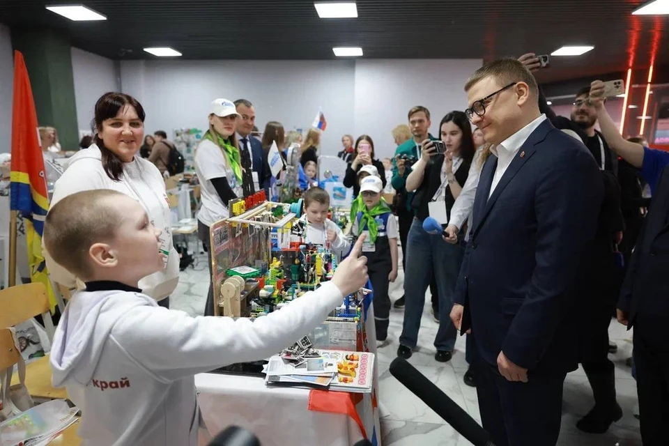 Дети и студенты показали свои разработки губернатору. Фото: пресс-служба правительства Челябинской области.
