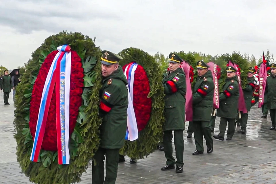 Венок был украшен лентой в цветах государственного флага России