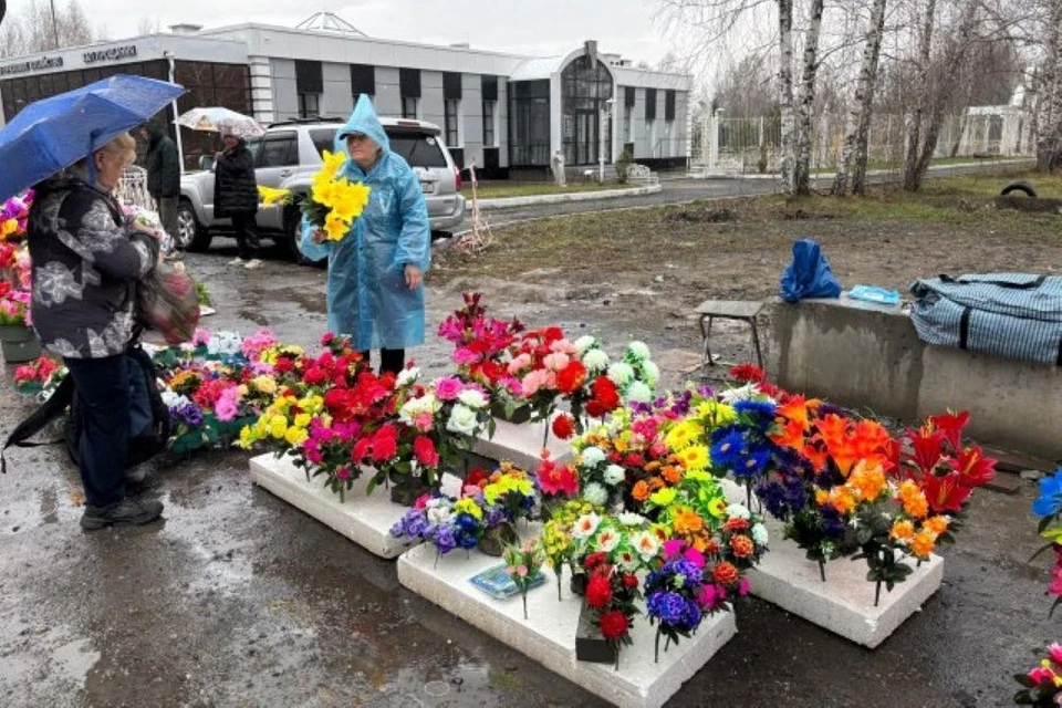 В Новосибирске возле кладбищ выявили нелегальную торговлю цветами. У «Южного» кладбища составили 17 протоколов. Фото: мэрия Новосибирска.