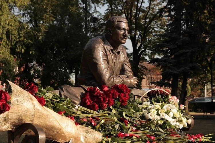 Очертания любимого города и сильные слова: как выглядит могила мэра Ставрополя Андрея Джатдоева через пять лет после его смерти