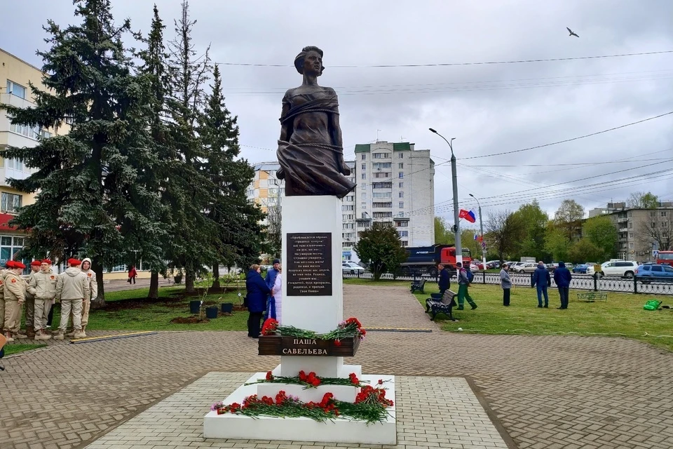Новый памятник Паше Савельевой на площади Конституции в Твери.
