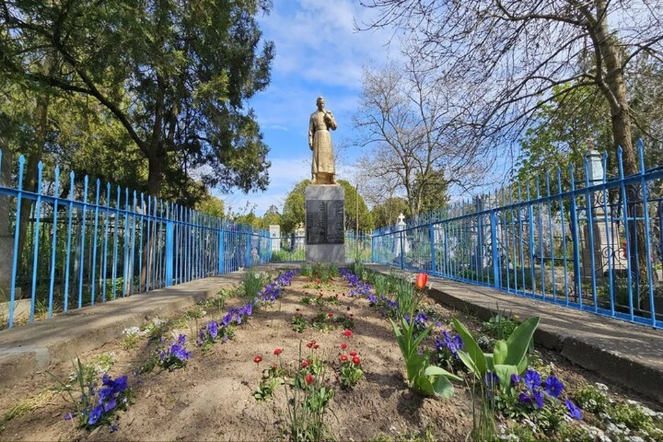 Воинское захоронение времен Великой Отечественной войны привели в порядок на старом кладбище Скадовска. Фото: тг-канал Александра Дудки