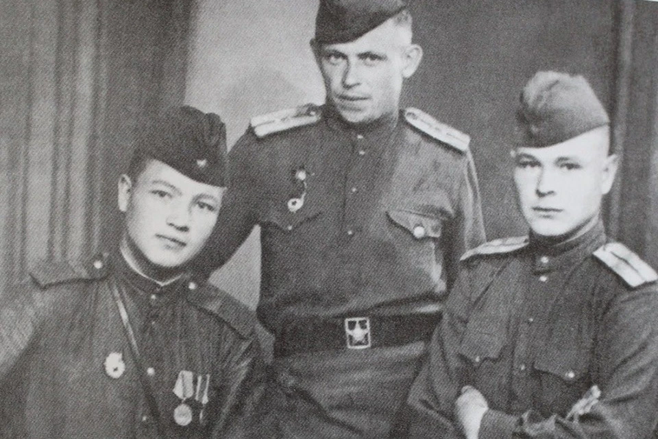 1945 год. Алексей Ванин (слева) с боевыми друзьями. Фото - из книги Сергея Чикильдика «Алексей Ванин».