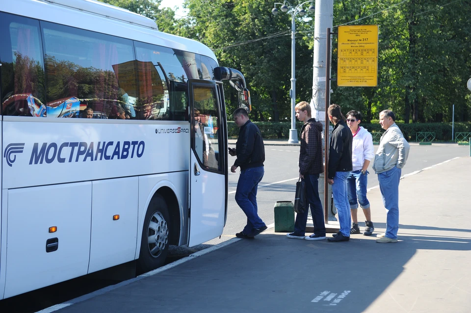 Пассажиры садятся в автобус.