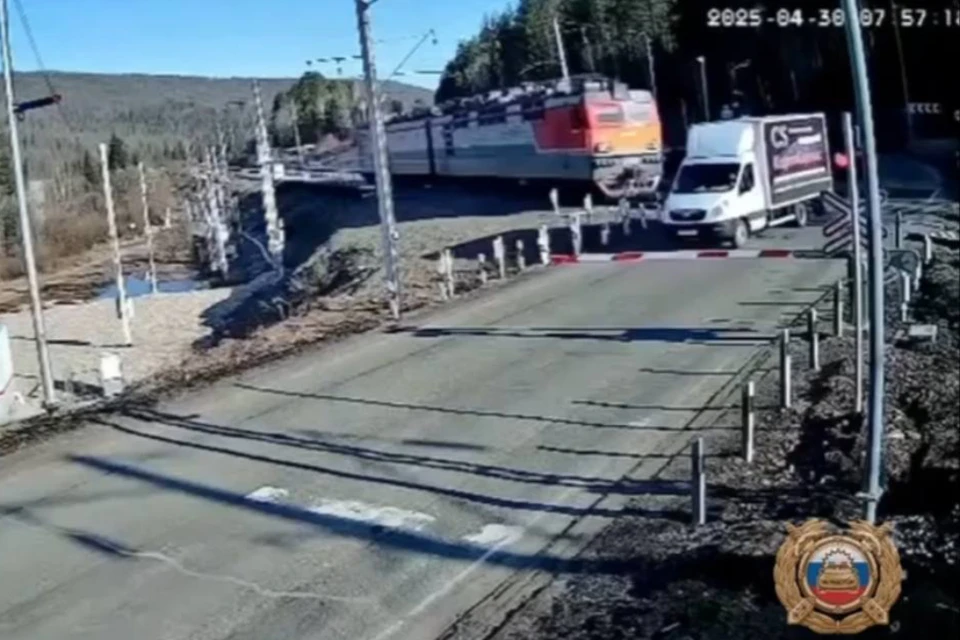 В Усть-Кутском районе поезд едва не снес грузовик.