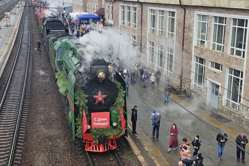 Во главе состава - исторический паровоз.