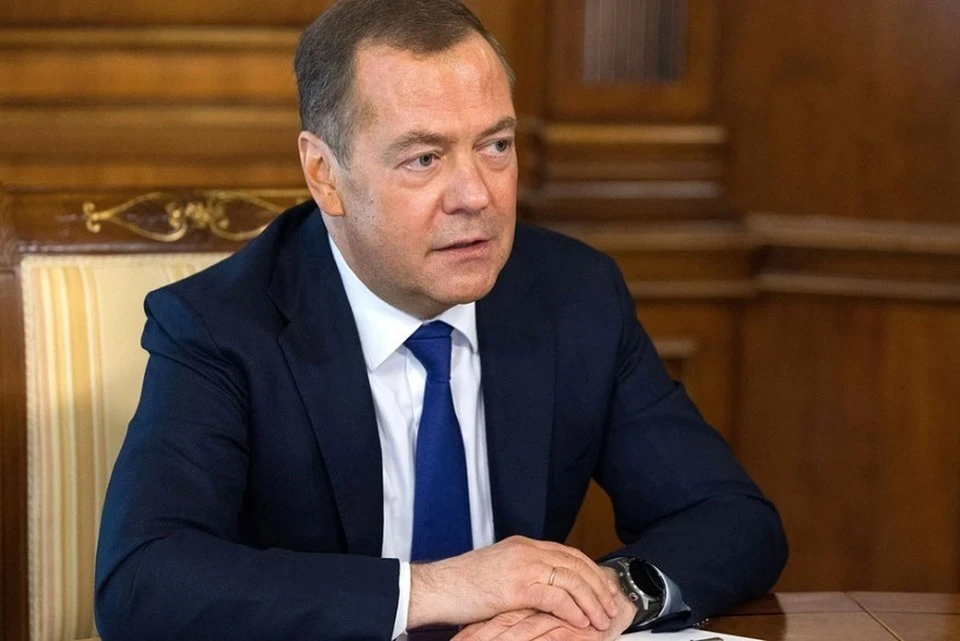 Медведев: верхушка в Германии считает экстремистами тех, у кого рейтинг выше них