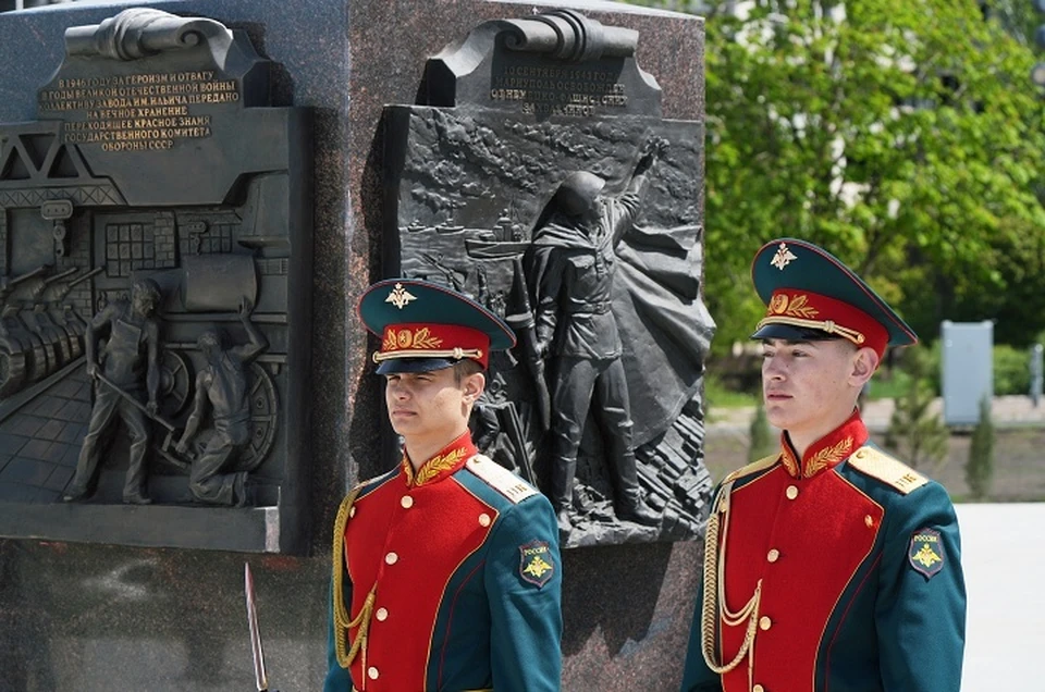Монумент «Мариуполь - город воинской славы» высотой более 17 метров открыли в приморском городе ДНР в канун Дня Победы
