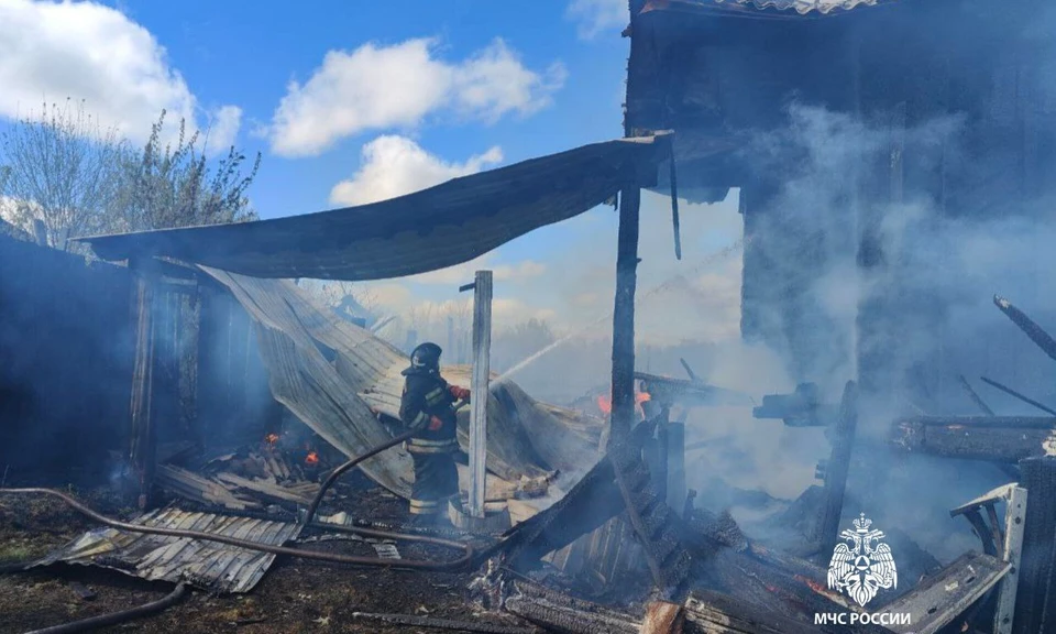 В Ульяновской области загорелся жилой дом с надворными постройками. Фото МЧС России по Ульяновской области