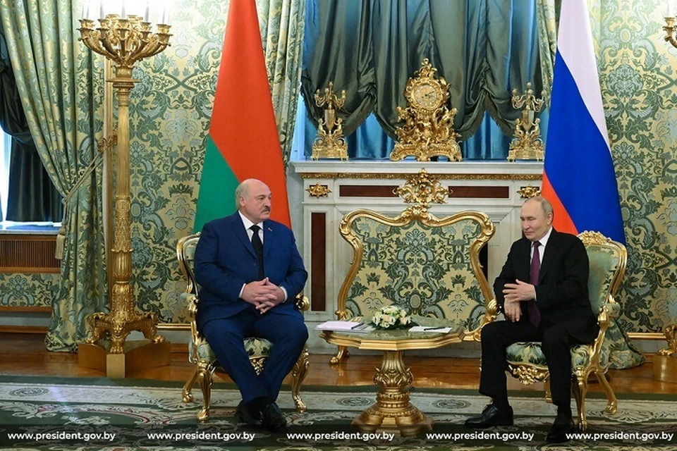 Путин рассказал, что Лукашенко привез ему в подарок белорусский шоколад. Фотоиллюстрация: архив president.gov.by.