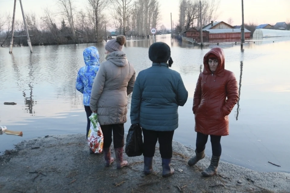 Более 1700 человек отрезаны от большой земли