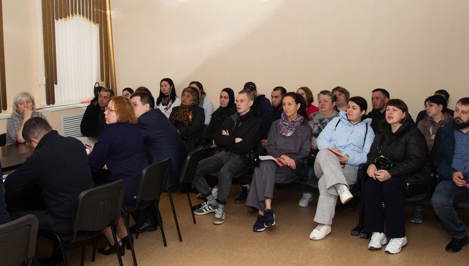 Погорельцы из многоквартирного дома на встрече с властями. Фото: администрация Лянтора