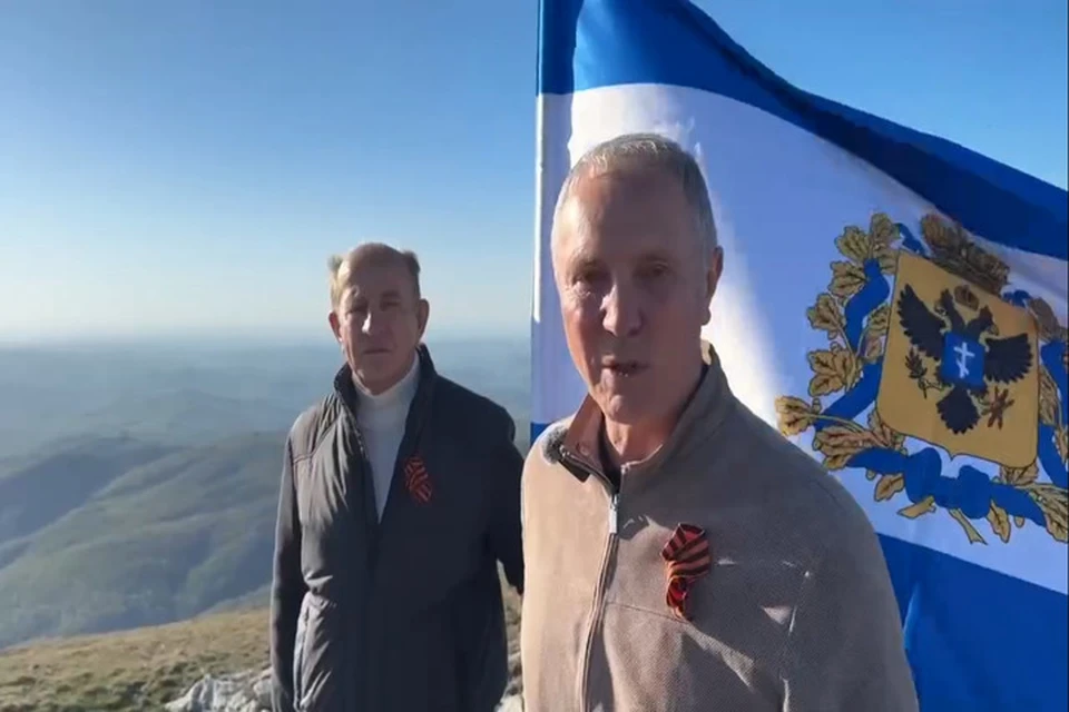 Флаг Херсонской области подняли на высочайшей горе Крыма Роман-Кош. Фото: тг-канал Владимира Сальдо