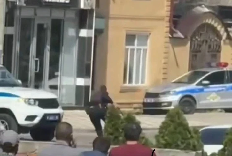 «Никто не смог пройти мимо»: как прохожие помогали полицейским при нападении бандитов в Дагестане